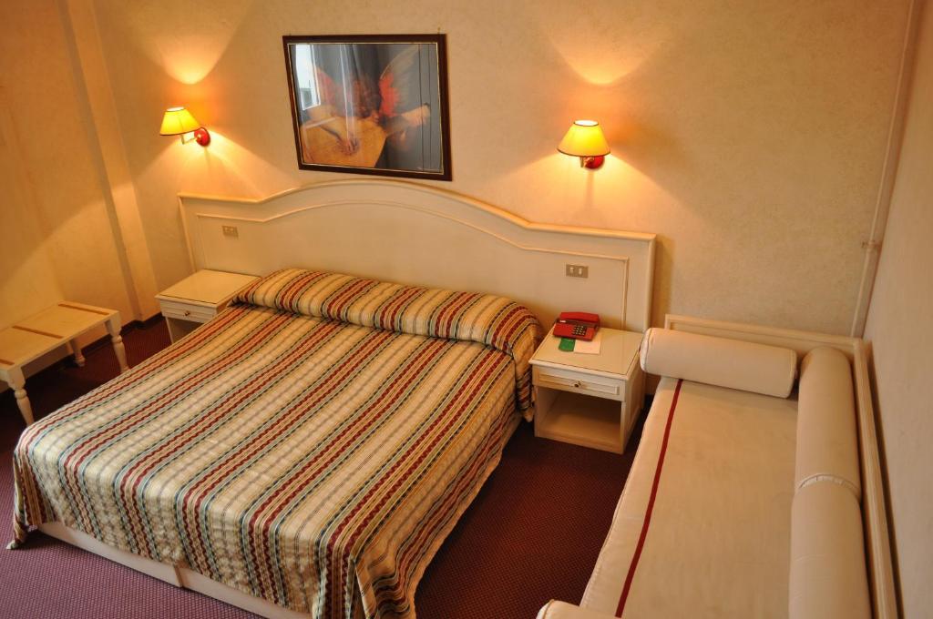 伊尔可利尼萨维酒店 蒙特卡蒂尼泰尔梅 客房 照片